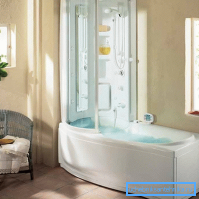 Nella foto un esempio di combinazione di un bagno completo e doccia Nella foto un esempio di combinazione di un bagno completo e doccia