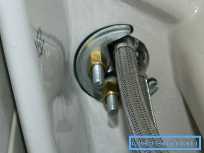 Nella foto: un esempio di collegamento del mixer in bagno Nella foto: un esempio di collegamento del mixer in bagno