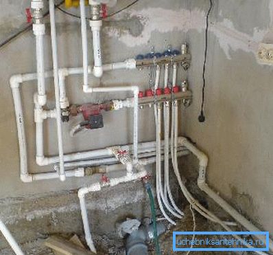 Nella foto un esempio di costruzione di una pipeline di componenti in polipropilene Nella foto un esempio di costruzione di una pipeline di componenti in polipropilene