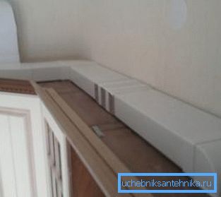Nella foto - un esempio di posa di un tubo rettangolare Nella foto - un esempio di posa di un tubo rettangolare