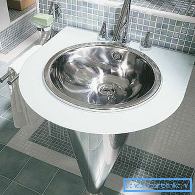 La foto mostra un esempio di uso riuscito di sanitari in acciaio inossidabile. La foto mostra un esempio di uso riuscito di sanitari in acciaio inossidabile.