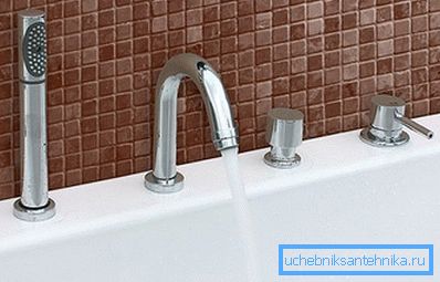 La foto è un esempio in cui il tubo della doccia è nascosto dietro il bagno. La foto è un esempio in cui il tubo della doccia è nascosto dietro il bagno.