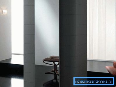 La foto mostra un esempio di batteria verticale con pannello a specchio. La foto mostra un esempio di batteria verticale con pannello a specchio.