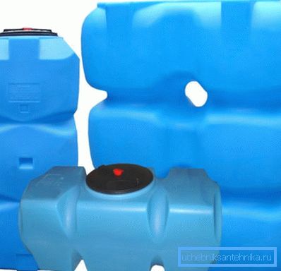 Nella foto - esempi di contenitori di plastica per l'acqua. Nella foto - esempi di contenitori di plastica per l'acqua.