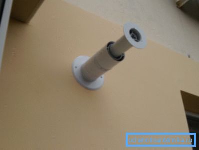 Nella foto, scarico forzato dei gas di scarico Nella foto, scarico forzato dei gas di scarico