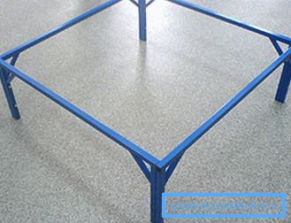 La foto mostra le gambe speciali, i supporti, che sono pallet installati La foto mostra le gambe speciali, i supporti, che sono pallet installati