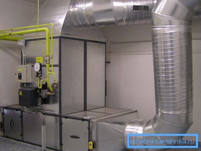 Nella foto - sistema di controllo della temperatura dell'aria industriale Nella foto - sistema di controllo della temperatura dell'aria industriale