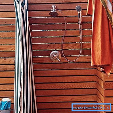 La foto mostra un design semplice con attrezzatura completa per la doccia. La foto mostra un design semplice con attrezzatura completa per la doccia.