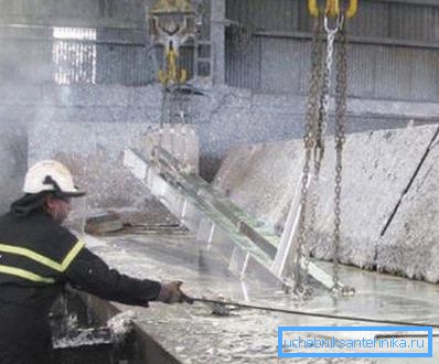 Nella foto - il processo di parti in acciaio zincato a caldo Nella foto - il processo di parti in acciaio zincato a caldo