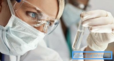 Nella foto: il processo di controllo della qualità del fluido prelevato dal sistema di approvvigionamento idrico. Nella foto: il processo di controllo della qualità del fluido prelevato dal sistema di approvvigionamento idrico.