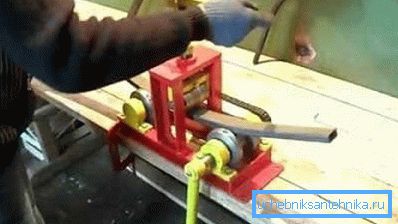Nella foto, il tubo del profilo è piegato in modo indipendente Nella foto, il tubo del profilo è piegato in modo indipendente