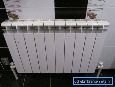 Nella foto: un radiatore per 10 sezioni è un'opzione molto comune per le stanze di medie dimensioni con isolamento normale. Nella foto: un radiatore per 10 sezioni è un'opzione molto comune per le stanze di medie dimensioni con isolamento normale.