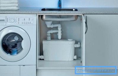 Nella foto - posizionamento della modifica della cucina della pompa sotto il lavandino Nella foto - posizionamento della modifica della cucina della pompa sotto il lavandino