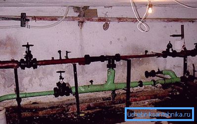 La foto mostra un vero ascensore nel seminterrato di un condominio. Tutto ciò che può essere rubato viene rimosso. La foto mostra un vero ascensore nel seminterrato di un condominio. Tutto ciò che può essere rubato viene rimosso.