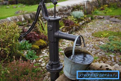 Nella foto: la pompa manuale non dipende dall'elettricità, quindi può essere posizionata assolutamente ovunque. Nella foto: la pompa manuale non dipende dall'elettricità, quindi può essere posizionata assolutamente ovunque.
