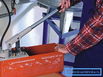 Nella foto: una pompa a mano consente di riempire il sistema in modo rapido ed efficiente. Nella foto: una pompa a mano consente di riempire il sistema in modo rapido ed efficiente.