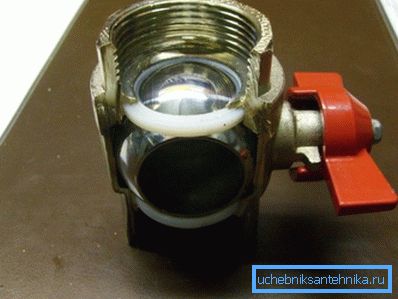 Sulla foto - la valvola a sfera nel taglio Sulla foto - la valvola a sfera nel taglio