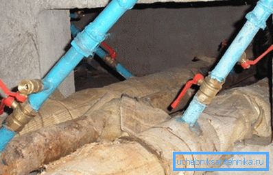 Nella foto - il sistema con l'imbottigliamento inferiore: flusso e flusso di ritorno divorziati nel seminterrato. Nella foto - il sistema con l'imbottigliamento inferiore: flusso e flusso di ritorno divorziati nel seminterrato.