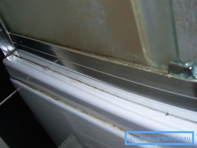 Nella foto: accumulando sulla superficie e sui giunti, la placca rende in disordine l'aspetto della struttura Nella foto: accumulando sulla superficie e sui giunti, la placca rende in disordine l'aspetto della struttura