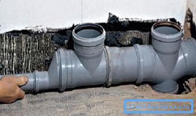 Nella foto - la connessione di tubi di plastica di diversi diametri Nella foto - la connessione di tubi di plastica di diversi diametri