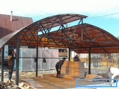 Nella foto - la costruzione del telaio Nella foto - la costruzione del telaio
