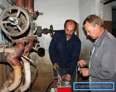 Nella foto il dipendente della supervisione tecnica esegue il lavoro di test. Nella foto il dipendente della supervisione tecnica esegue il lavoro di test.
