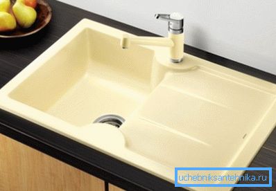 Nella foto - un moderno lavello in ceramica. Nella foto - un moderno lavello in ceramica.