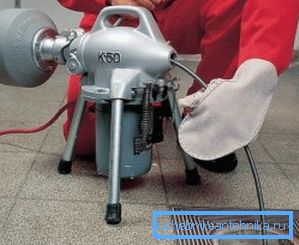 Nella foto: gli esperti usano spesso una trasmissione elettrica per il cavo, attraverso la quale la velocità di pulizia aumenta ancora di più. Nella foto: gli esperti usano spesso una trasmissione elettrica per il cavo, attraverso la quale la velocità di pulizia aumenta ancora di più.