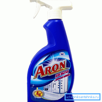 Nella foto - spray per lavare le docce Nella foto - spray per lavare le docce