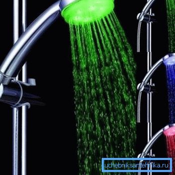 Nella foto: il rubinetto LED e gli ugelli per doccia creano un effetto originale che ai bambini piace moltissimo e servono come fonte di luce aggiuntiva. Nella foto: il rubinetto LED e gli ugelli per doccia creano un effetto originale che ai bambini piace moltissimo e servono come fonte di luce aggiuntiva.