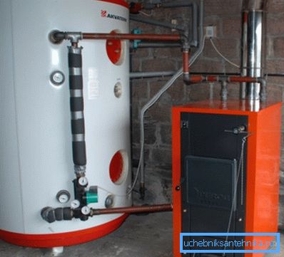 Nella foto - l'accumulatore di calore nella reggiatura di una caldaia a combustibile solido. Nella foto - l'accumulatore di calore nella reggiatura di una caldaia a combustibile solido.