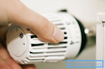 Nella foto il termostato sul radiatore per controllare gli indicatori di temperatura Nella foto il termostato sul radiatore per controllare gli indicatori di temperatura