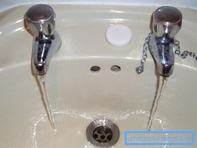 Nella foto è un lavandino del bagno tipico del Regno Unito. Nella foto è un lavandino del bagno tipico del Regno Unito.