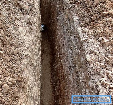 Nella foto - una trincea per l'impianto idraulico Nella foto - una trincea per l'impianto idraulico