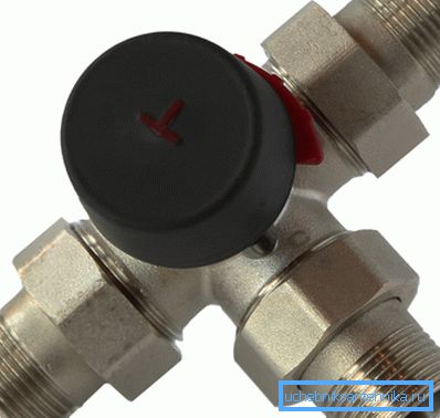 Nella foto: una valvola miscelatrice a tre vie con una testina termica consente la regolazione indipendente del flusso di calore. Nella foto: una valvola miscelatrice a tre vie con una testina termica consente la regolazione indipendente del flusso di calore.