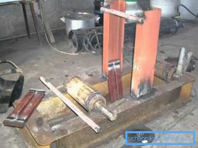 Nella foto - pipe bender in fase di assemblaggio Nella foto - pipe bender in fase di assemblaggio