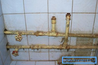 Nella foto - tubi che devono essere sostituiti urgentemente (ispezionare il sistema di approvvigionamento idrico) Nella foto - tubi che devono essere sostituiti urgentemente (ispezionare il sistema di approvvigionamento idrico)