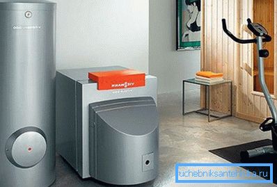 La foto mostra una caldaia a combustibile solido con accumulatore elettrico e di calore. La foto mostra una caldaia a combustibile solido con accumulatore elettrico e di calore.