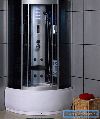 Nella foto: la doccia ad angolo da 80 a 80 è adatta a chi ha bisogno di funzionalità e ha bisogno di risparmiare spazio.