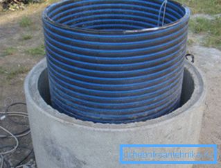 Nella foto - l'approfondimento del pozzo con un tubo di plastica Nella foto - l'approfondimento del pozzo con un tubo di plastica