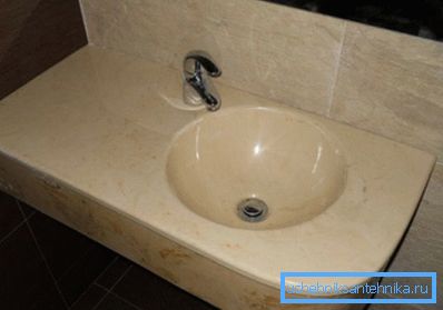 La foto mostra un lavabo realizzato in pietra artificiale acrilica. La foto mostra un lavabo realizzato in pietra artificiale acrilica.