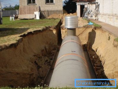 Nella foto - l'installazione del serbatoio del gas in pieno svolgimento Nella foto - l'installazione del serbatoio del gas in pieno svolgimento