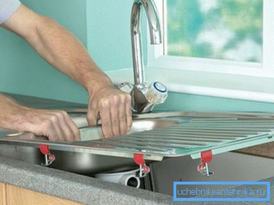 Nella foto - l'installazione di un lavandino rettangolare nel piano di lavoro