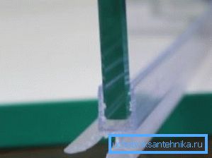 Su una foto - la guarnizione installata sul vetro Su una foto - la guarnizione installata sul vetro