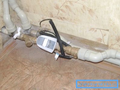 Nella foto - un contatore di calore installato all'ingresso dell'appartamento. Nella foto - un contatore di calore installato all'ingresso dell'appartamento.