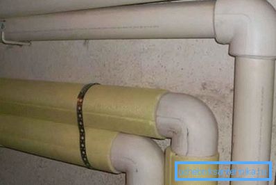 Su una foto: i tubi riscaldati del riscaldamento all'interno Su una foto: i tubi riscaldati del riscaldamento all'interno