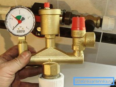 Nella foto c'è un gruppo di sicurezza per un circuito chiuso, che consiste in un manometro, una valvola di sicurezza e uno sfiato. Nella foto c'è un gruppo di sicurezza per un circuito chiuso, che consiste in un manometro, una valvola di sicurezza e uno sfiato.