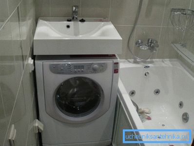Nella foto in un bagno compatto sono riuscito a posizionare un lavandino full-size e una lavatrice. Nella foto in un bagno compatto sono riuscito a posizionare un lavandino full-size e una lavatrice.