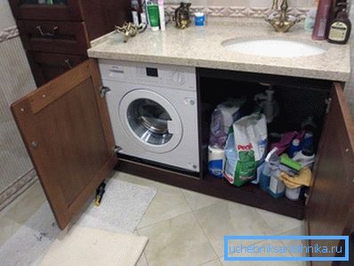 Nella foto - il posizionamento della lavatrice sotto il lavandino in bagno. Nella foto - il posizionamento della lavatrice sotto il lavandino in bagno.