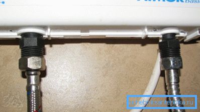 Nella foto - connessioni di ingresso e uscita. Sono forniti con filettatura del tubo DN 15. Nella foto - connessioni di ingresso e uscita. Sono forniti con filettatura del tubo DN 15.